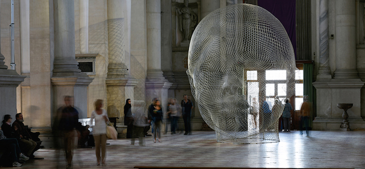 威尼斯双年展：艺术家乔米·普伦萨用超轻盈雕塑探索人与空间的关系