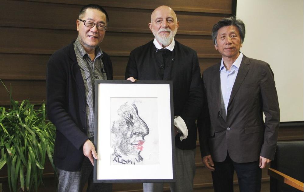 左起中央美术学院美术馆馆长王璜生、艺术家吕佩尔茨、中央美术学院院长范迪安