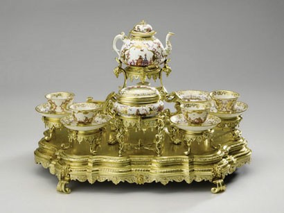 慕尼黑王宫中，被荷洛特绘上中国风的茶具。