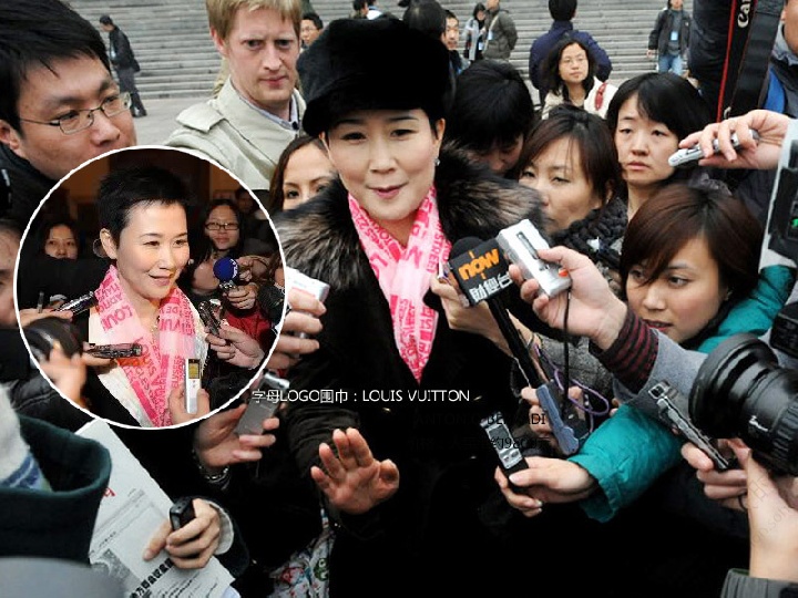 其实早在2008年李小琳第一次参加两会的时候‚她就向众人展现了自己对时装大牌的喜爱。当天她凭借一条来