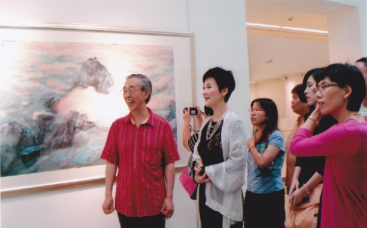 中电国际董事长李小琳在穆益林陪同下参观 丹青异彩穆益林帛画艺术展。