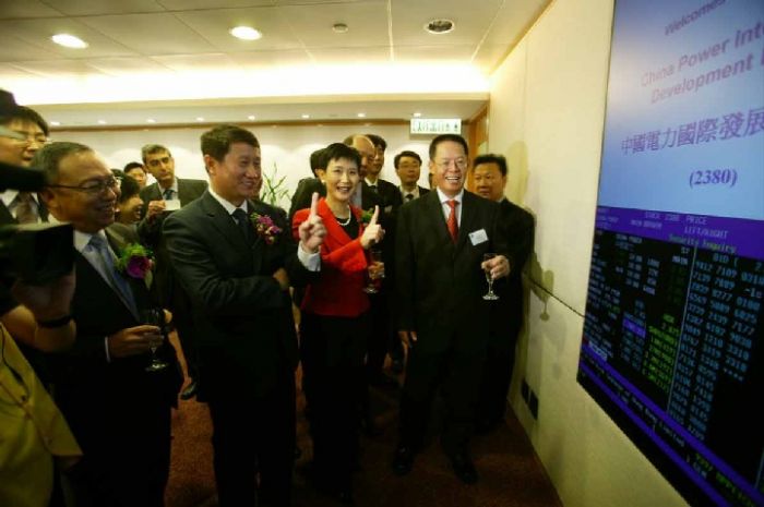 2007年‚中国电力在香港联交所主板挂牌上市‚李小琳参与上市过程。