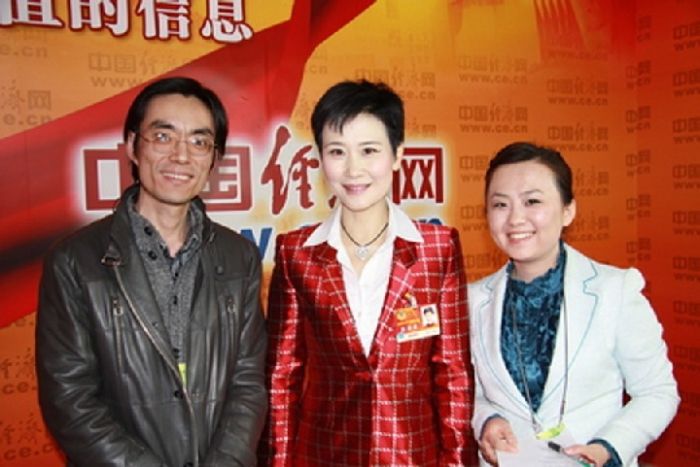 2011年参加两会的电力一姐李小琳在中国经济网人民大会堂演播室。