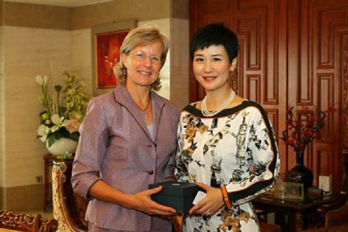 李小琳在北京会见世界自然基金会(wwf)全球首席运营官judy slatyer女士一行‚一袭印花长裙让李小琳显得很年轻。
