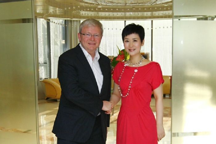 李小琳在京会见了澳大利亚前总理陆克文先生‚简约的鲜红色连衣裙搭配chanel长款珍珠项链。