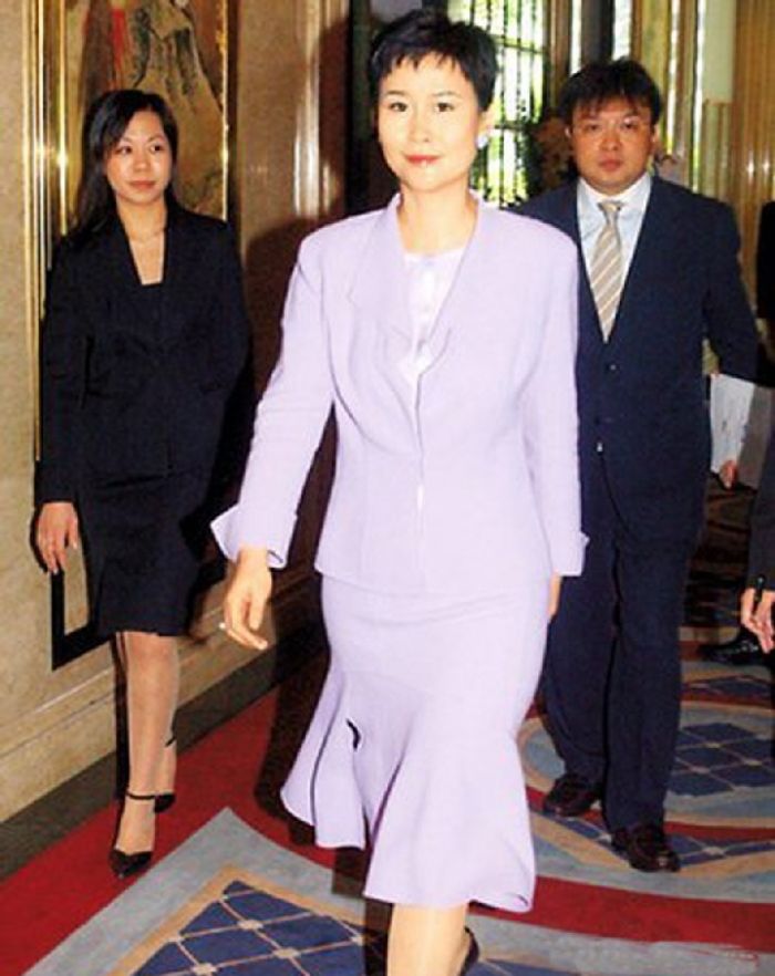 李小琳紫色套裙展示power dress