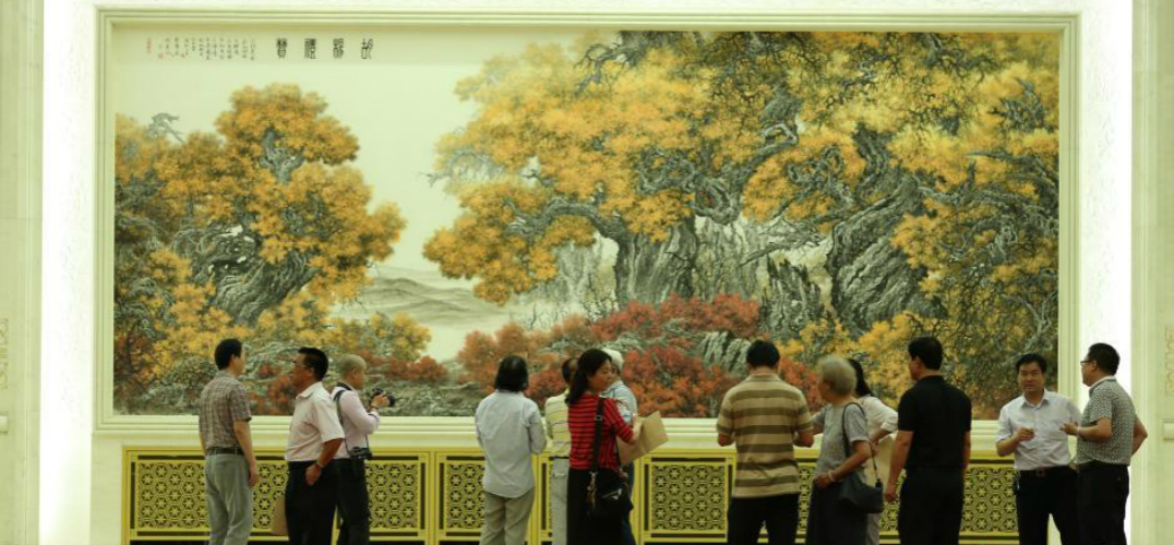 人民大会堂金色大厅中央位置更新画作《胡杨礼赞》