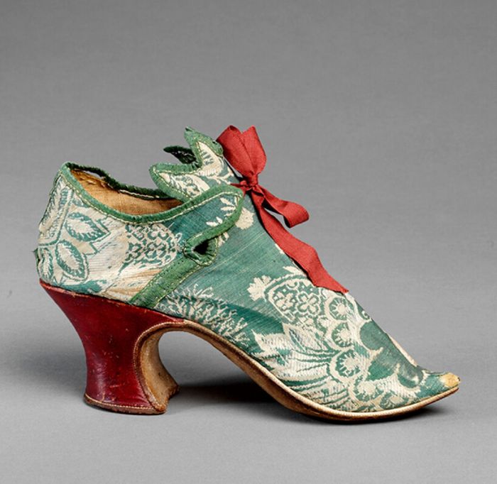 铺陈两千年鞋履志:足尖上的"欢乐与痛苦"