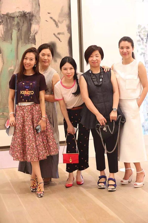 年代美术馆资助人黄蕾女士（右一）和她的朋友们