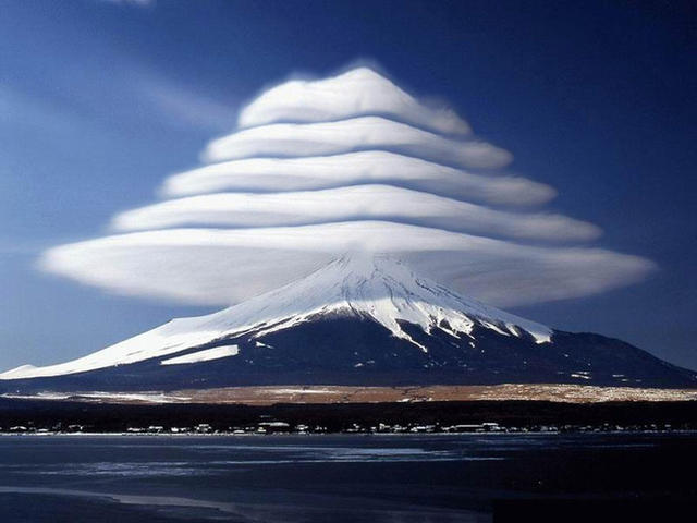 美丽云景看不腻 像 UFO 的日本富士山笠云