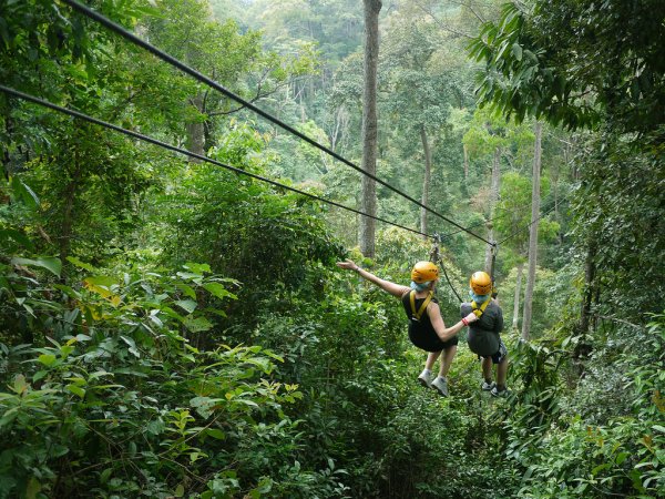 中游客在泰丛林飞跃身亡 出国要买旅游保险