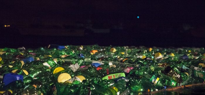 废弃饮料瓶的另一幅面孔：会发光的海上漂流毯