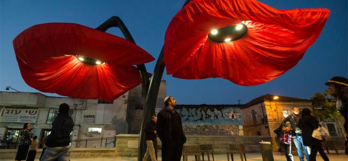 以色列出现了四朵感应“大花” 给过路行人遮挡阴凉