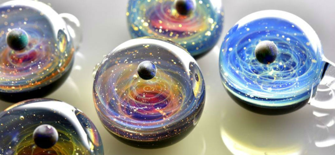 Satoshi Tomizu:在一颗玻璃珠中雕刻星云和宇宙_设计_生活方式_凤凰艺术