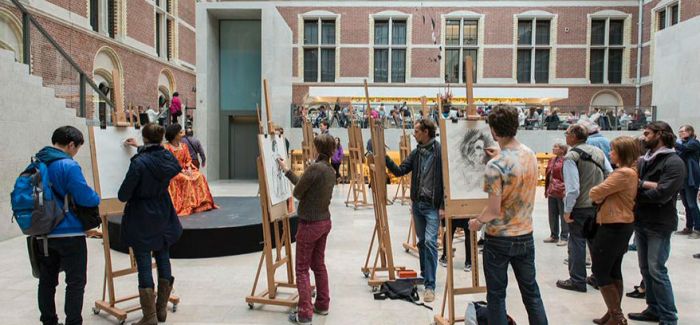 用素描记录艺术：荷兰国立博物馆为培养游客欣赏能力出新招
