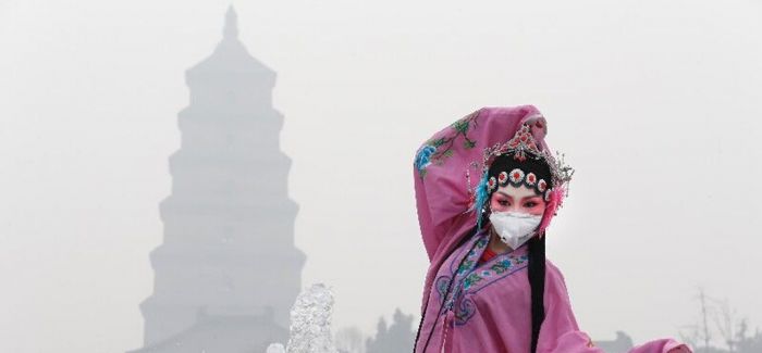 雾霾浓重 西安秦腔演员行为艺术呼吁环保