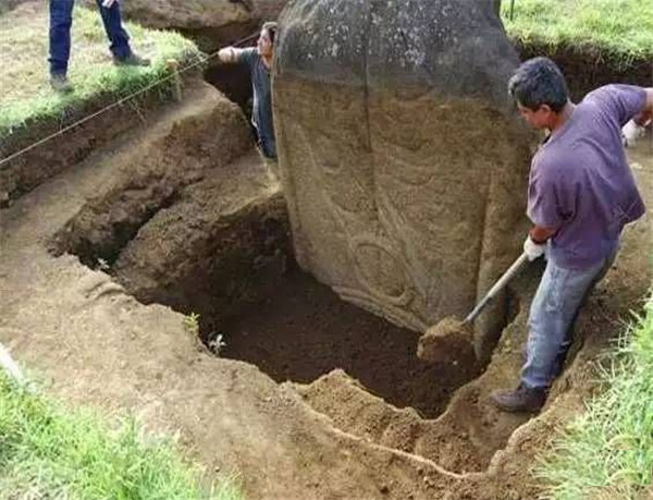 底下的身体巨大程度让人吃惊，石像的高度也因此拉到2-10公尺不等。