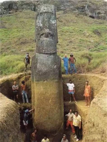 摩艾石像包括躯体看起来很高大，完全是人类难以仰望的程度