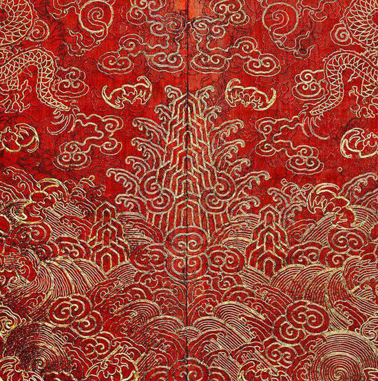 清晚期 大红盘金绣蟒袍，大都会博物馆，美国。