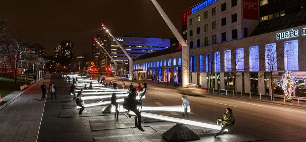 在蒙特利尔 浪漫的人们在广场上建起30座会发光的跷跷板 
