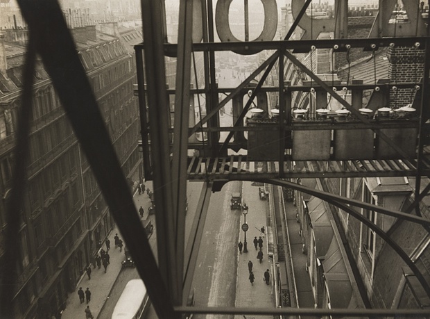 吉尔曼尼·克罗拍摄于约1928年的作品《露·爱比尔》（Rue Auber）