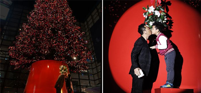 “吻之树”又来了 用亲吻点亮一棵圣诞树