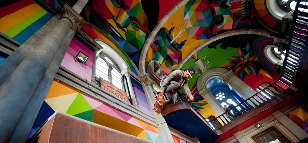 西班牙百年教堂变身彩虹色的轮滑场