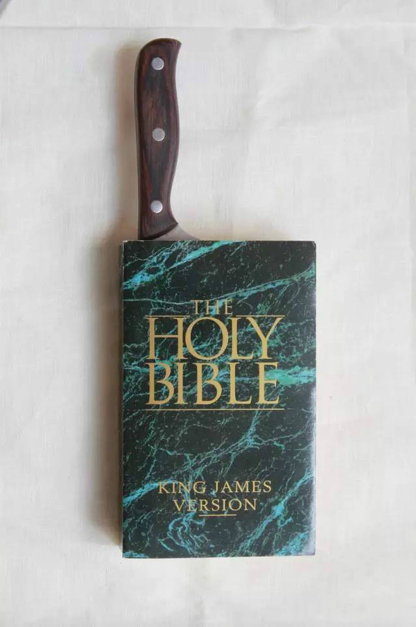 王宝菊 《这是一本书 圣经、刀 》29×10.7×4.2cm (2012年)