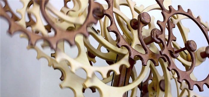 齿轮可以这么美：艺术家 David 动态木雕