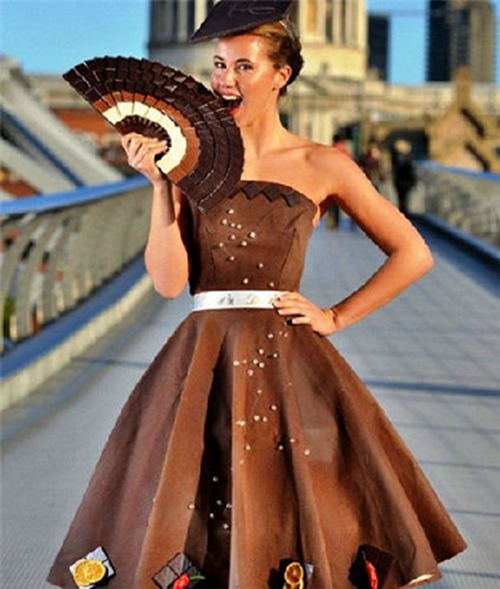 苏格兰设计师劳伦·史密斯设计的巧克力洋裙