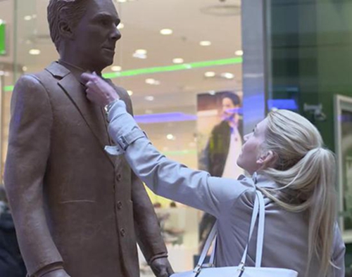 与演员本尼迪克特·康伯巴奇本人尺寸一样的巧克力雕塑矗立在繁华商业中心
