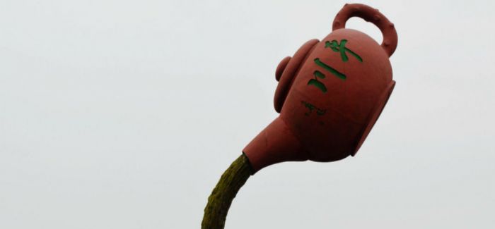 重庆悬空茶壶倒绿色水柱 厂方：水泥材质易生青苔