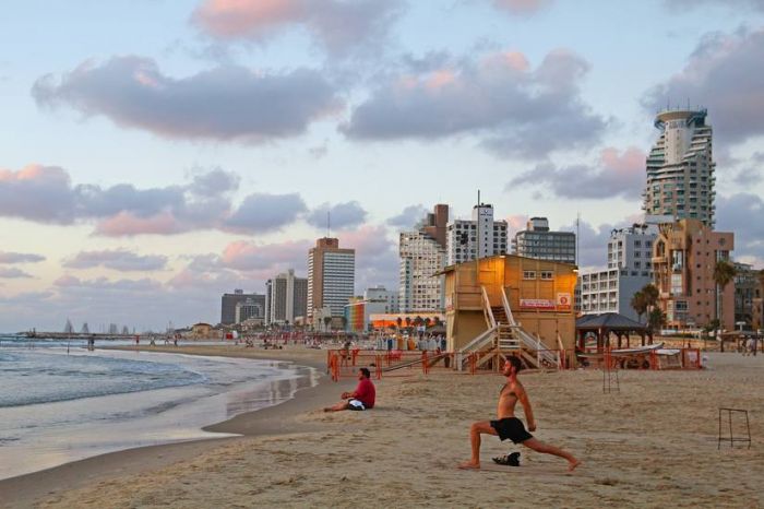 tel-aviv-beach-yoga.jpg.824x0_q71