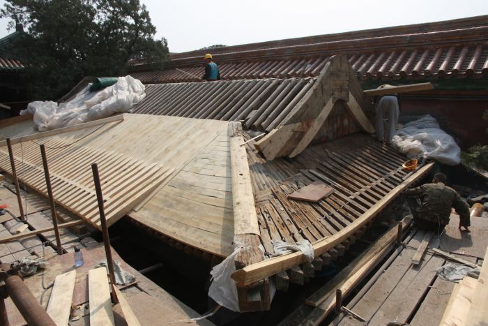 Jade Purity roof conservation in Qianlong Garden (2013) (courtesy Palace Museum/World Monuments Fund)