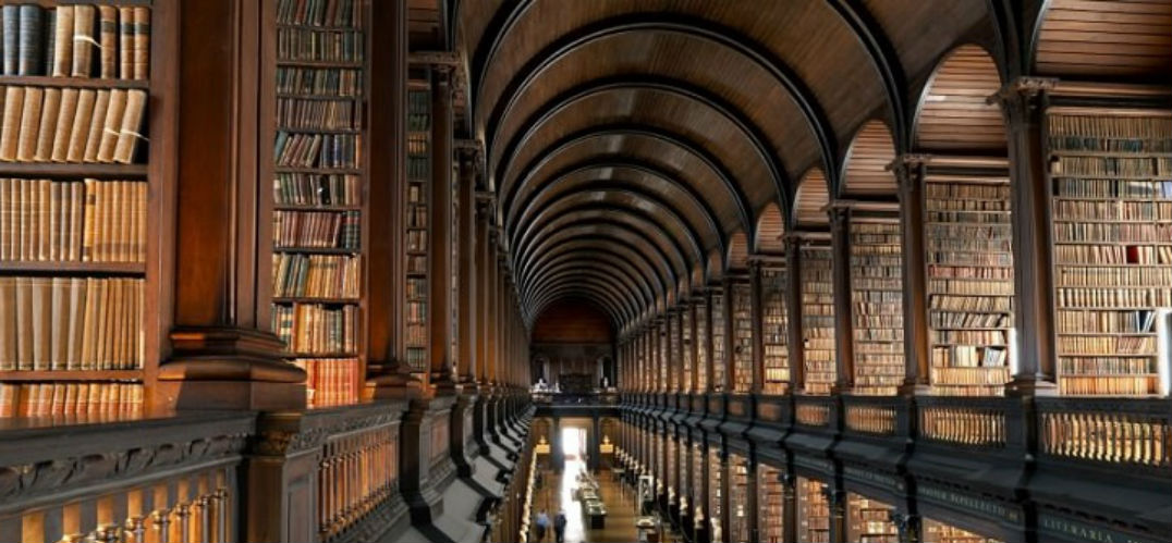 爱尔兰最古老图书馆：在65米的长廊中感受历史沉淀下的书香气