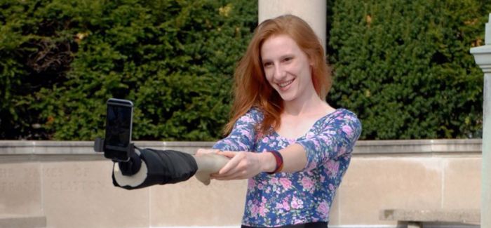 美艺术家设计自拍手臂 帮单身者拍甜蜜约会照
