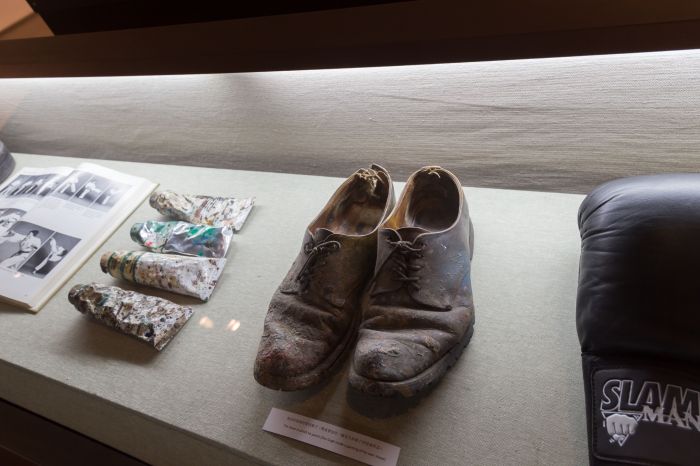 艺术家的私人物品：拳击手套、旧皮鞋、颜料管等