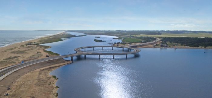 乌拉圭南海岸的一个泻湖上 有座圆形的观光桥