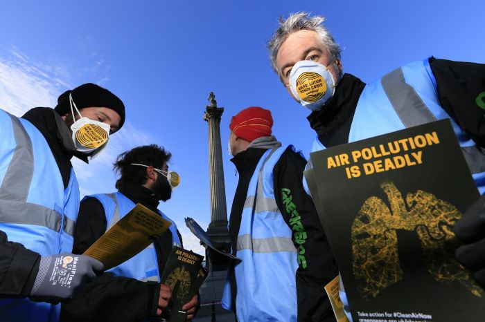 Greenpeace activists distribute leaflets during their protest (photo © Jiri Rezac / Greenpeace)