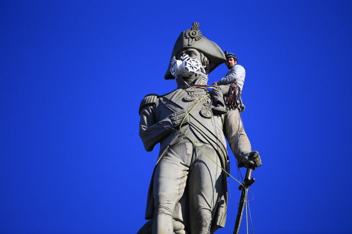 Luke Jones of Greenpeace climbing Nelson’s Column at Trafalgar Square (photo by Jiri Rezac)