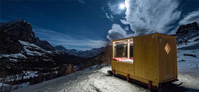 在阿尔卑斯山脉的2000米高处 有一座透明星光小屋