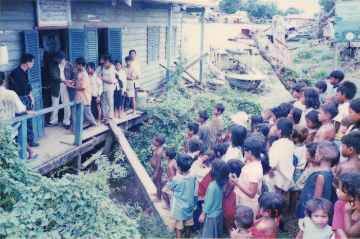 （05）-2001年 赴柬埔寨洞里薩湖區賑濟貧苦民眾