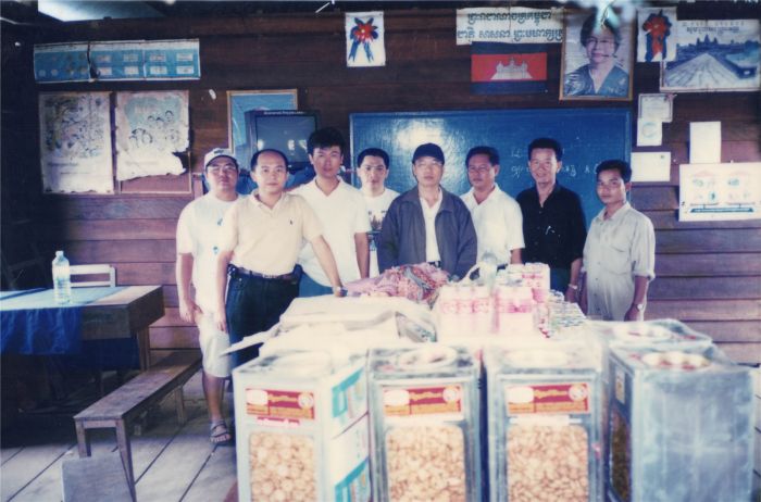 （06）-2001年 赴柬埔寨洞里薩湖區賑濟貧苦民眾