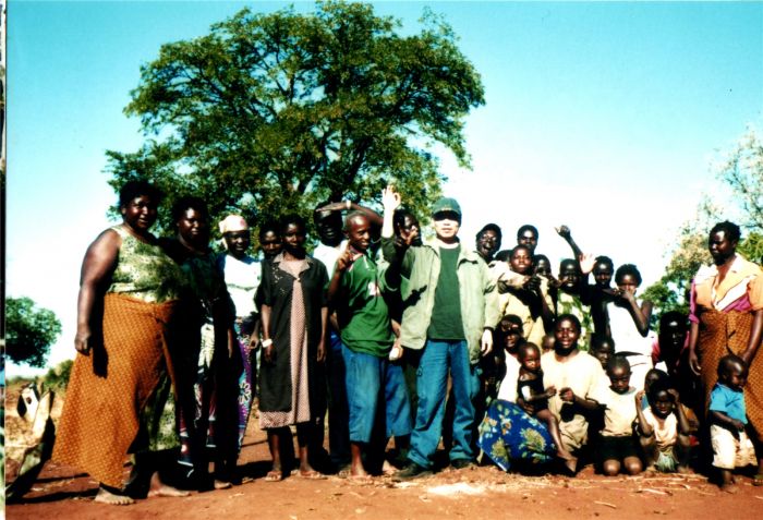 （12）-2005年   前後多次赴非洲援助難民