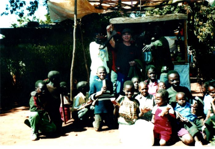 （10）-2005年    前後多次赴非洲援助難民