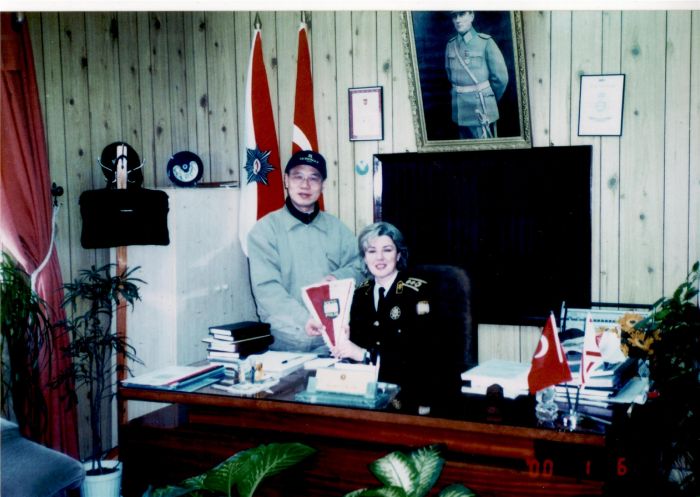 （25）-1999年 土耳其大地震，赴災區協助救災，並接受當地警署總監贈旗表彰