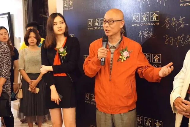 开幕式现场，上海油画雕塑院院长肖谷发言表示祝贺。