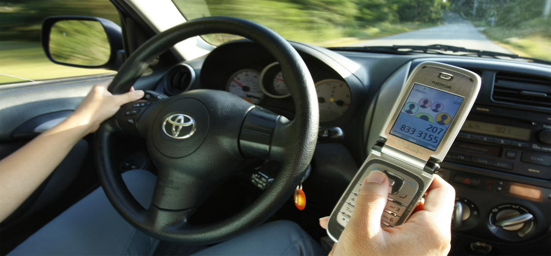 如何避免开车时玩手机?看看行为经济学怎么说