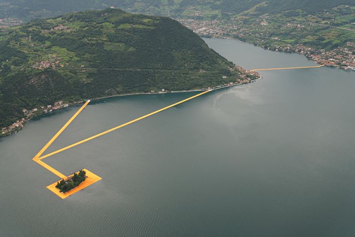 意大利伊塞奥湖上的水上浮桥