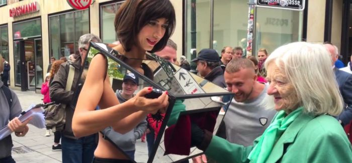 瑞士行为艺术家因在公共场所邀请观众抚摸身体被警方拘捕